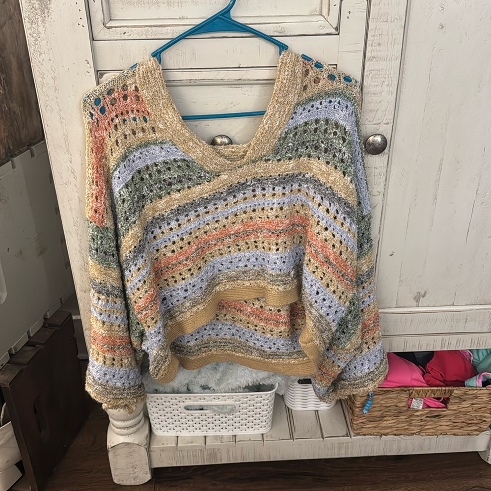 Multi colored brooklyn and bailey sweater. Size small but fits like a medium